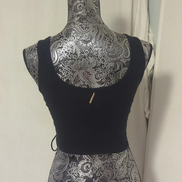 ✨5/$25✨ Kendall and Kylie geometric print crop top - Picture 3 of 7